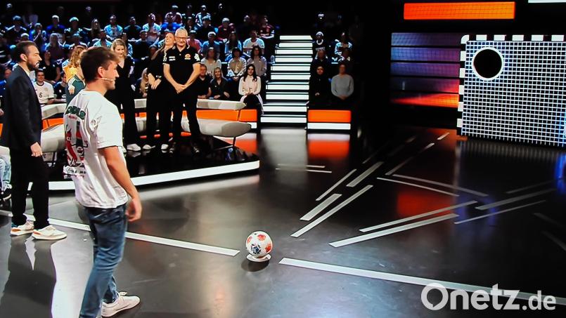 Yannick Hutzler beim Torwandschießen. Bild: Reiner Fröhlich