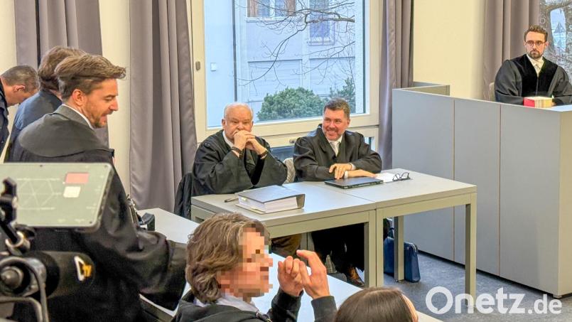 Oliver Mattes (rechts vor Fenster) und Hans-Wolfgang Schnupfhagn (links vor Fenster) vertreten nun zwei Nebenkläger im Champagner-Prozess. Bild: Hohlheimer