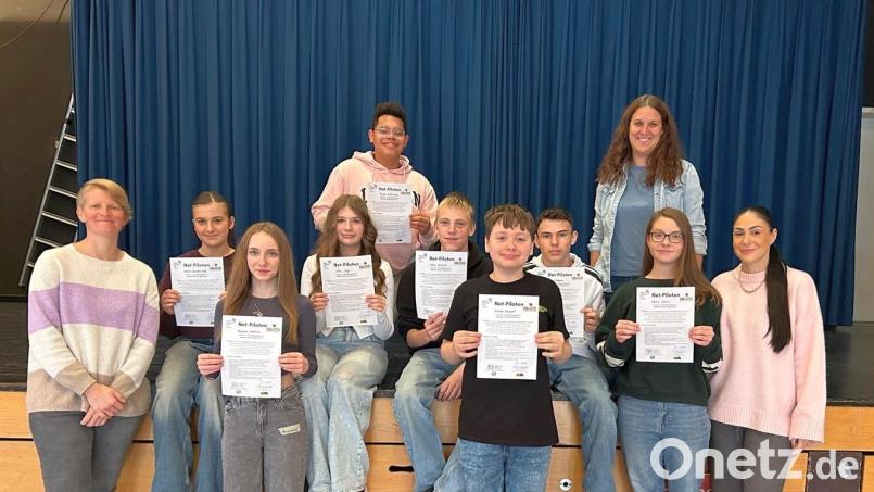 Die frischqualifizierten „Net-Piloten“ der Mittelschule Hahnbach, umrahmt von Anita Kinscher (links), der Jugendsozialarbeiterin Sarah Drapej (rechts) sowie Katrin Cislaghi von der KoJa Amberg (hinten). Bild: Anita Kinscher