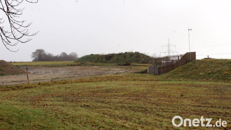 Zwischen dem bestehenden Hochbehälter und der großen Feldhecke befindet sich der Standort des neuen Hochbehälters der Gemeinde Kulmain. Bild: bkr
