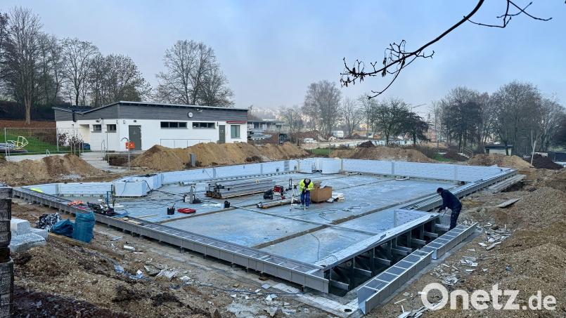 Das Freudenberger Freibad ist gerade eine einzige Baustelle. Im Nichtschwimmerbecken wird gerade die Edelstahlverkleidung montiert. Bild: gri