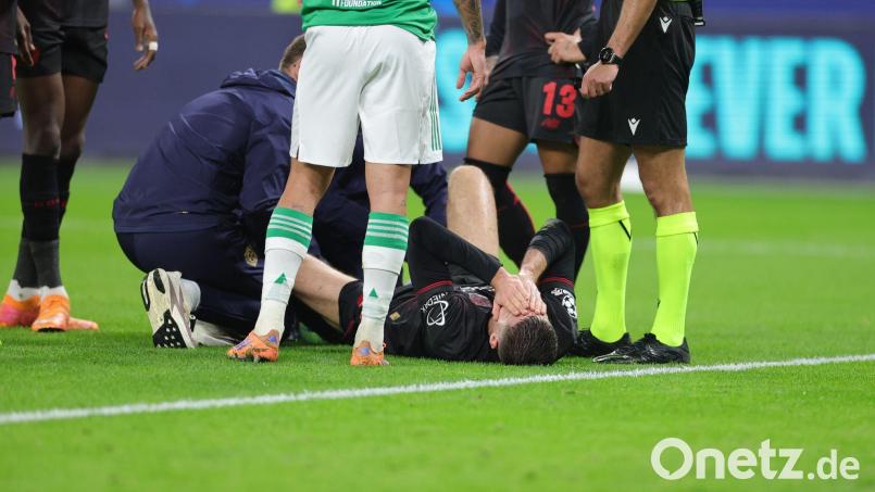 Leverkusens Patrik Schick muss nach einem Foul behandelt werden. Bild: Rolf Vennenbernd/dpa