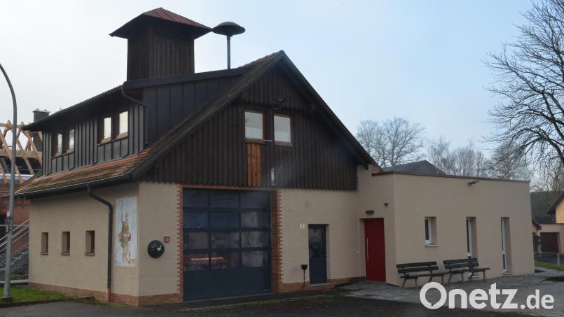 Der Anbau (rechts) fügt sich an das bestehende Gerätehaus in Oberlind an. Bis ins Frühjahr hinein sollen die umfangreichen Arbeiten abgeschlossen sein. Im April oder Mai soll auch das neue Allradtragkraftspritzenfahrzeug geliefert werden. Einer Einweihung steht dann nichts mehr im Wege. Bild: dob