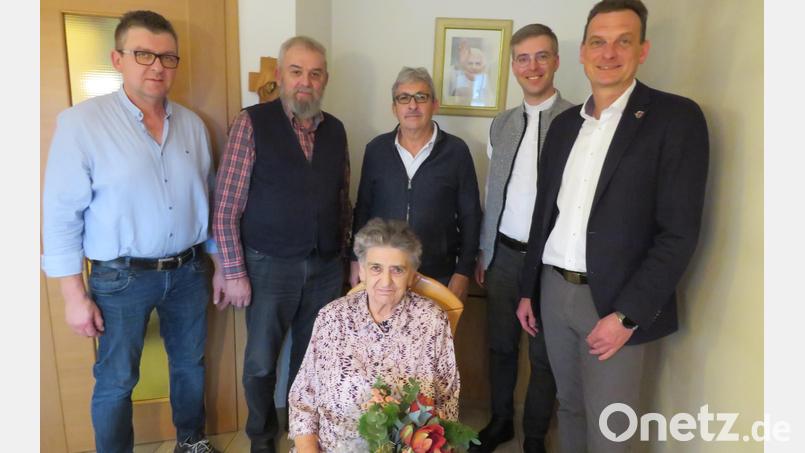 Bürgermeister Ernst Schicketanz und Stadtpfarrer Thomas Kopp (von rechts) überbrachten Glückwünsche im Beisein ihrer Söhne an Anna Adam (sitzend). Bild: adj