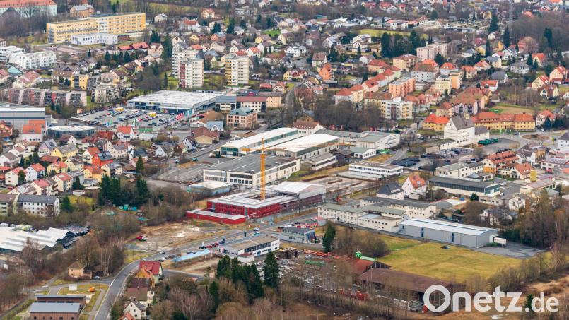 Die Stadt Tirschenreuth nutzt für ein Bauvorhaben zum ersten Mal den sogenannten Wohnungsbau-Turbo. Luftbild: mür