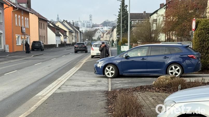 Die Ausfahrt vom Parkplatz des Fröschau-Einkaufszentrums in die Rosenberger Straße ist eine gefährliche Stelle, weil der Gehsteig überfahren werden muss. An genau dieser Stelle hat ein Autofahrer eine Fußgängerin angefahren, sodass es sie auf die Motorhaube schleuderte. Bild: Petra Hartl