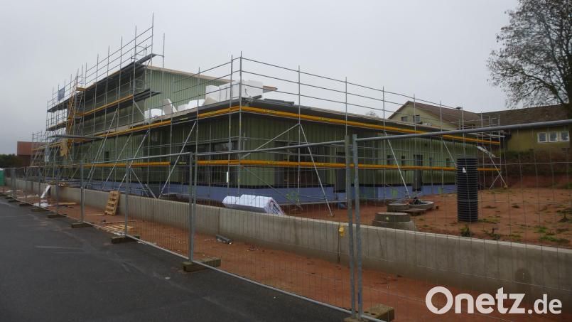 Die Dimension der neu in Holzbauweise entstehenden und 4,23 Millionen Euro teuren Kita ist bereits sichtbar. Im Hintergrund rechts der alte Kindergarten Sankt Martin, der nach Fertigstellung der Kita abgebrochen wird. Bild: Siegfried Bock