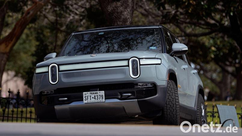 Auf den relativ teuren SUV R1S will Rivian im kommenden Jahr das Modell R2 zum Preis ab 45.000 Dollar folgen lassen. (Archivbild) Bild: Eric Gay/AP