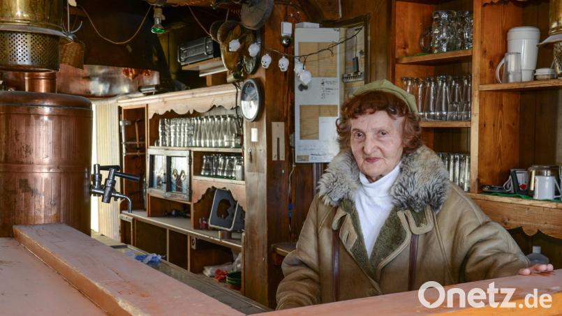 Hedwig Müller im Jahr 2016 hinter einem Tresen im Happy Rock. Sie liebte ihre Disco und mischte sich bis ins hohe Alter gerne unter die Jugend. Archivbild: Petra Hartl