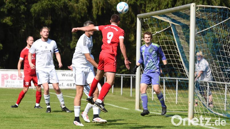 Der TSV Tännesberg braucht zu viele Chancen für ein Tor. Diese Abschlussschwäche muss der Tabellenelfte der Fußball- Bezirksliga Nord im Kampf um den direkten Klassenerhalt unbedingt abstellen. In dieser Szene verfehlt ein Kopfball von Sebastian Götz im Spiel bei der SpVgg Schirmitz das Ziel. Bild: Gerhard Büttner