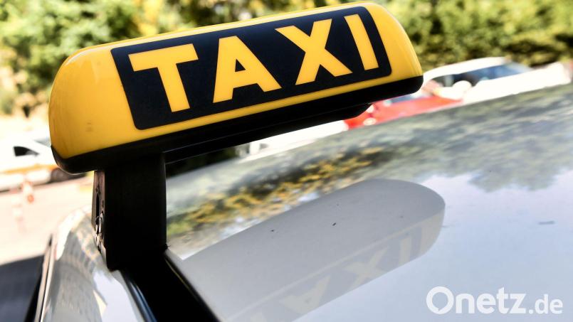 Ein Taxifahrer rettete einen Rentner vor einem hohen Vermögensverlust. (Symbolbild) Bild: Paul Zinken/dpa