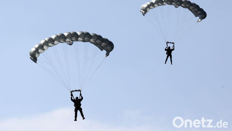 Schockierende Augenblicke erlebte eine Gruppe von Fallschirmspringern in Australien, doch am Ende ging alles glimpflich aus. (Symbolbild) Bild: Bernd Wüstneck/dpa-Zentralbild/dpa