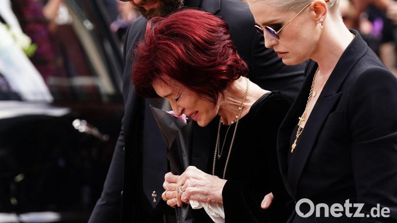 Sharon Osbourne (links) hat sich zu Warnungen von Ozyy Osbournes Ärzten kurz vor dessen letzter Show geäußert. (Archiv) Bild: Jacob King/PA Wire/dpa