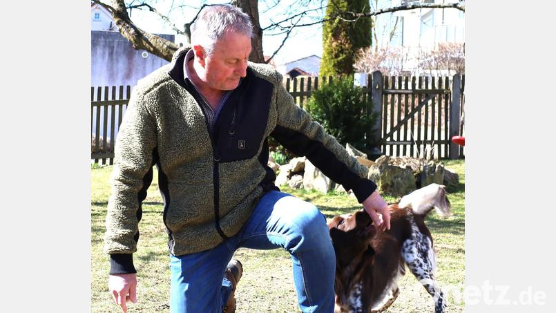 Gerichtssachverständiger Edgar Wenisch mit seinem Gehölzpathogen- und Artenspürhund Jim. Bild: Wenisch/exb