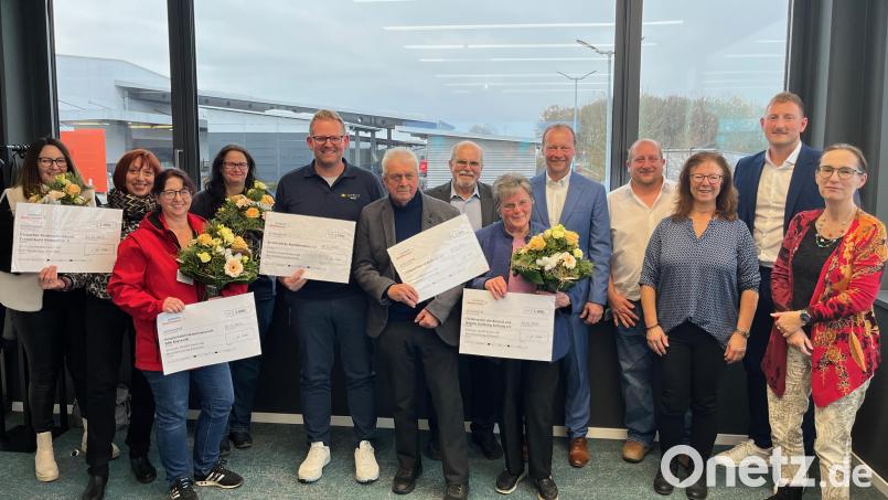 Fünf Vereine bedenkt der Siemens-Healthineers-Standort Kemnath mit jeweils 1000 Euro. Große Freude herrscht bei der Spendenübergabe. Bild: Siemens Healthineers