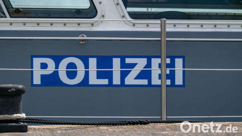 Die Wasserschutzpolizei hatte das Öl entdeckt (Symbolbild). Bild: Stefan Sauer/dpa