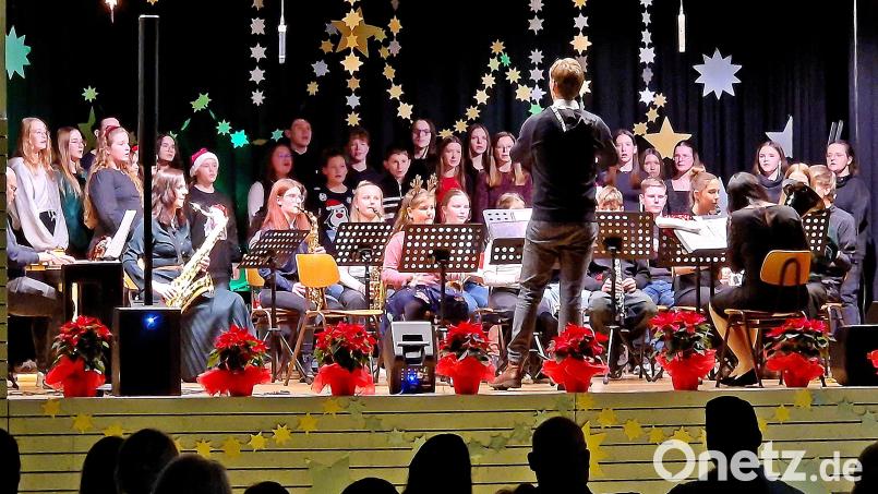 Chor und Big Band spielten eine Zugabe zum Abschluss des Weihnachtskonzertes der Lobkowitz-Realschule. Bild: Reinhard Kreuzer