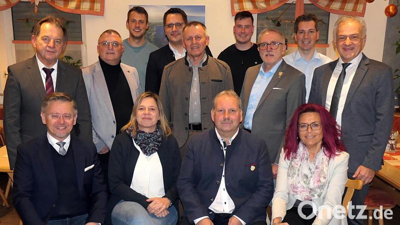 Die CSU Brand hat ihre Kandidaten nominiert. Das Bild zeigt Europaabgeordneten Christian Doleschal (hinten Mitte) und Landrat Roland Grillmeier (rechts) sowie stellvertretende Ortsvorsitzende Sabine Kellner (vorne rechts). Es fehlen Tanja Matt, Vroni Schindler sowie Michaela Schmidt. Bild: Wolfgang Doleschal