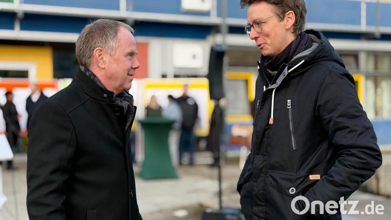 Vor der bunten Fassade der St.-Felix-Schule, dem Sonderpädagogischen Förderzentrum, in Neustadt freuen sich Schulleiter Rainer Hetz (links) und Architekt Alexander Juretzka über den Beginn der Arbeiten für den Erweiterungsbau. Bild: Gabi Schönberger