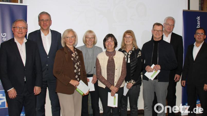 Die Volksbank Raiffeisenbank Nordoberpfalz ehrte langjährige Mitarbeiter. Bild: Volksbank Raiffeisenbank Nordoberpfalz