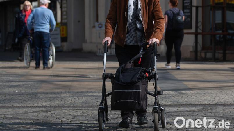 Viele pflegebedürftige Menschen werden von ihren Angehörigen versorgt. (Symbolbild) Bild: Fernando Gutierrez-Juarez/dpa