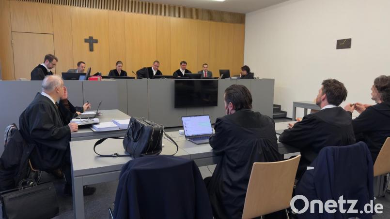 Der zweite Prozesstag im Champagner-Prozess: Vor der Kammer sagen vier Zeugen aus, die bei dem Vorfall in der Weidener Innenstadt beteiligt waren. Bild: kle