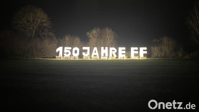 Die Werbung der Iffelsdorfer Feuerwehr auf dem Eixlberg ist kilometerweit zu erkennen, vor allem nachts. Bild: sbö
