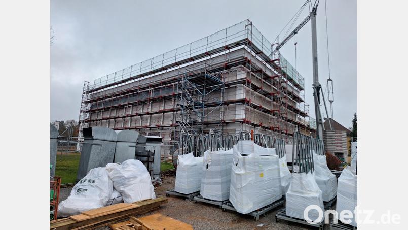 Vor der Turn- und Schwimmhalle in Schwarzenfeld lagert bereits das Glas für die Fenster. Sie sollen, nachdem der Rückbau abgeschlossen ist, noch Anfang Januar eingebaut werden. Bild: bl