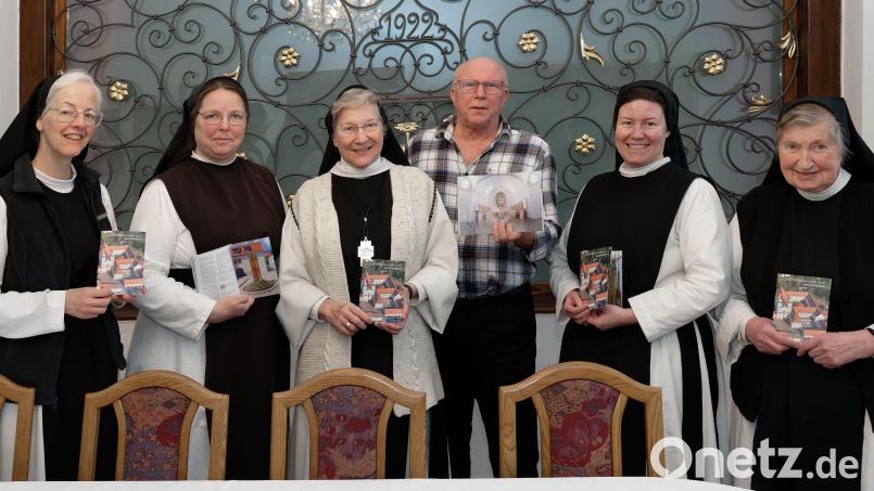 Bei der Vorstellung des neuen Klosterführers in der Abtei Waldsassen, von links Sr. M. Agnes Richter, Priorin Sr. M. Sophia Schlembach, Äbtissin M. Laetitia Fech, Fotograf Norbert Grüner, Sr. M. Raphaela Kratzer und Sr. M. Gertrudis Schmid. Bild: Paul Zrenner