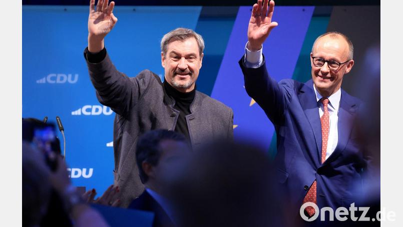 Markus Söder und Friedrich Merz wollen auf dem CSU-Parteitag wieder Einigkeit demonstrieren. (Archivfoto) Bild: Oliver Berg/dpa
