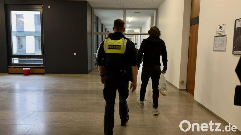 Der Angeklagte verlässt nach dem Ende des zweiten Prozesstages das Landgericht Weiden. Bild: kle