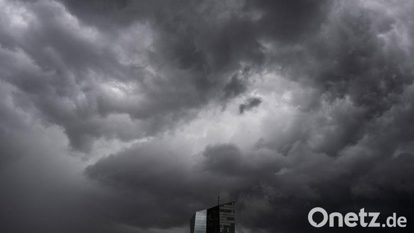 Die Bankenaufsicht der Europäischen Zentralbank (EZB) nimmt regelmäßig die Krisenfestigkeit großer Banken im Euroraum unter die Lupe. (Symbolbild) Bild: Boris Roessler/dpa