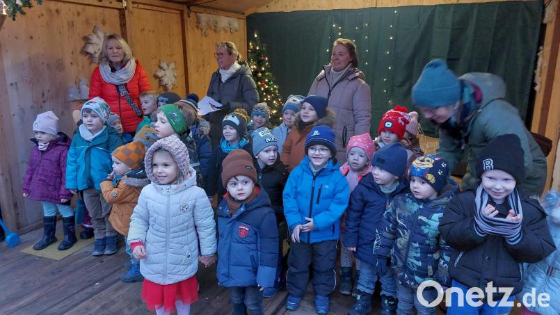 Die Kinder vom Kindergarten an der Point eröffnen mit ihrer Darbietung den Weihnachtsmarkt auf der Schanze. Bild: mfh