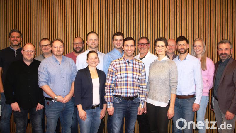 Nach der Kandidatenwahl stellten sich die 14 Kastler Marktratskandidatinnen und Kandidaten der Freien Wähler Kastl vor. Von links: Stefan Müller-Graml, Tobias Bauer, Klaus Lautenschlager, Robert Heigl, Markus Fink, Marina Kopp, Michael Schraml, Fabian Nemetschek, Johannes Schwarzfischer, Jürgen Kilian, Karla von Klenk, Bernd Nürnberger, Simon Fromm, Ute Kemmling und Elmar Halk Bild: jp