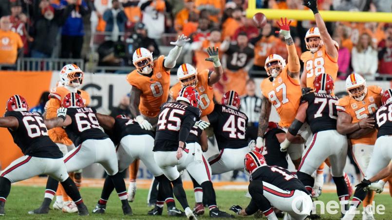 Zane Gonzales kickt mit Ablauf der Uhr den Ball zum Sieg durch die Stangen. Bild: Chris O'Meara/AP/dpa