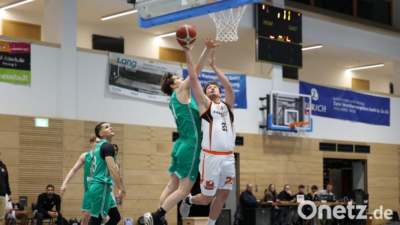 In eigener Halle wollen die Neustädter Basketballer (im Bild Adam Hellmich) das Jahr mit einem Sieg abschließen. Bild: Dieter Jäschke