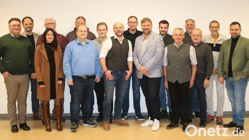 Mit diesen Kandidaten geht die CWU Neudorf in die Kommunalwahl 2026. Unterstützt wird Bürgermeister Sebastian Hartl (rechts). Bild: Josef Hammer