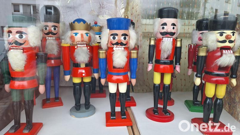 In Uniform und doch auch individuell: So kennen die meisten Menschen die dekorativen Nussknacker aus der Kindheit. Diese bilden zusammen mit vielen weiteren Exemplaren eine rund 100 Mann starke Armee in einem früheren Geschäft am Marktplatz in Pfreimd. Bild: bl
