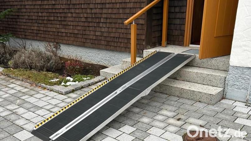 Dank einer Rollstuhlrampe ist die evangelische Christuskirche in Neusorg nun barrierefrei erreichbar. Bild: Gabriele Rubenbauer