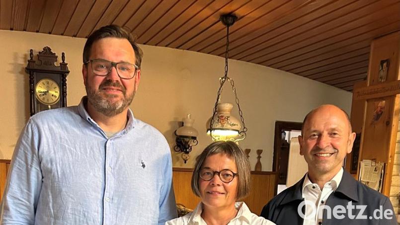 Bürgermeister Hans Ram (rechts) mit Ehefrau Sonja und SPD-Ortsvorsitzendem Bastian Bartmann. Bild: Terezie Bartmann