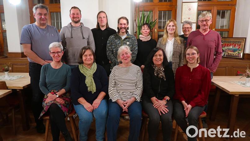 Die Kandidatinnen und Kandidaten der Friedenfelser Wählergemeinschaft Grüne/Neue Wege um die aktuelle Fraktionssprecherin Lisa Rauh (sitzend, Zweite von links). Kreisrätin Heidrun Schelzke-Deubzer aus Kemnath (hinten rechts) leitete die Wahlen. Bild: bsc