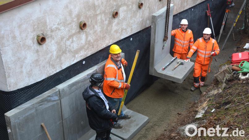 Arbeitseinsatz der neuen Bauhofmitarbeiter bei der Erstellung einer Stützmauer, im Bild (von links) Autokranführer Michael Bergler, Bürgermeister Johann Burger, sowie die „Neuen“ mit Christian Weiß und Andreas Gleißner. Bild: jr