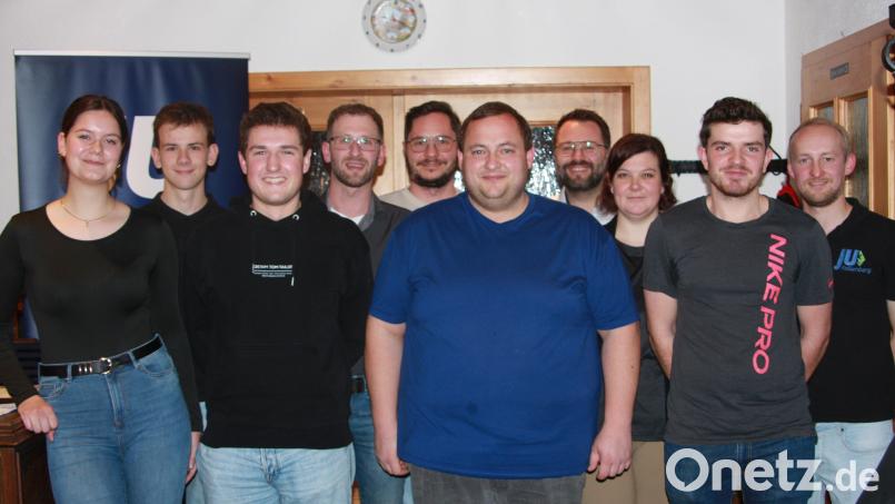 Die Kandidaten der Jungen Union Falkenberg für die Gemeinderatswahl im März 2026 wurden einstimmig nominiert. Die Wahl leitete Sandra Dostler (Dritte von rechts), mit auf dem Bild ist Bürgermeister Matthias Grundler (Vierter von rechts). Bild: wro