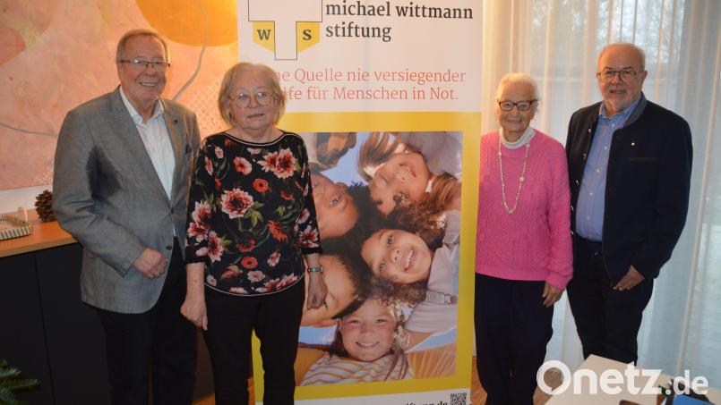 Alfons Kurz (Stiftungsvorsitzender), Marianne Gutwein (SkF-Vorsitzende) sowie Maria Geiss-Wittmann und Josef Beer vom Stiftungsvorstand am neuen Banner der Stiftung. Bild: Markus Bauer