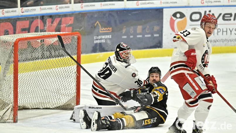 Gegen die Schongau Mammuts soll für Nolan Gardiner (Mitte) und den ERSC Amberg endlich mal wieder ein Sieg her. Archivbild: Hubert Ziegler