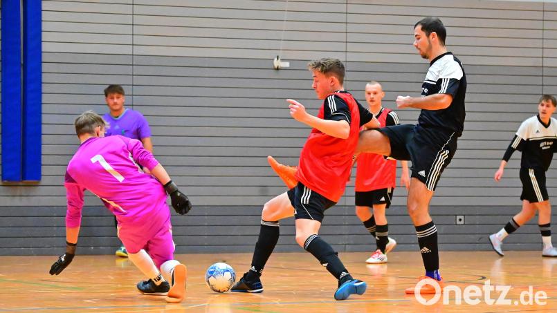 Die Sportfreunde Kondrau um Jakob Rustler (rechts) und der ATSV Tirschenreuth mit Torhüter Philipp Wittke (links) und Michael Gleißner (mitte) kämpfen in der Zwischenrunde um den Einzug in die Futsal-Endrunde. Bild: Thomas Schrems