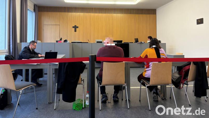 Der Mann aus Weiden wurde in allen Anklagepunkten aufgrund von Schuldunfähigkeit freigesprochen. Wegen seiner psychischen Erkrankung wurde jedoch die Unterbringung in einem psychiatrischen Krankenhaus angeordnet. Bild: Jona Lang