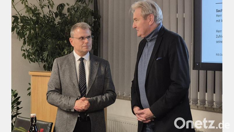 Bürgermeister Karlheinz Budnik verabschiedet in der Sitzung des Stadtrats den langjährigen Leiter der Wohnungsbaugesellschaft, Anton Peter (rechts). Bild: Lowak