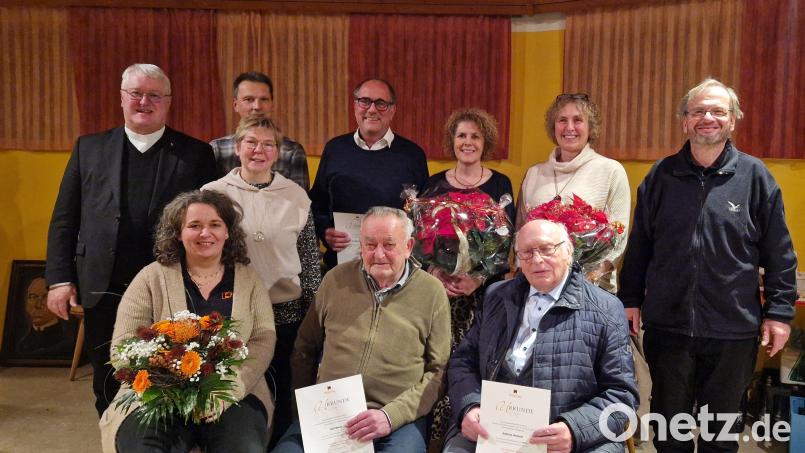 Die Kolpingsfamilie ehrt in der Jahreshauptversammlung langjährige Mitglieder und wählt einen neuen Vorstand. An der Spitze des Verbands steht nun Katrin Ziegler (sitzend, links), ihre Stellvertreterin ist Ulrike Steinhilber (stehend, Dritte von links). Kolping-Diözesanpräses Karl-Dieter Schmidt (stehend, links) und Präses Thomas Stohldreier (stehend, rechts) gratulieren dem neuen Vorstandsteam sowie den Geehrten. Bild: Ulrike Werner