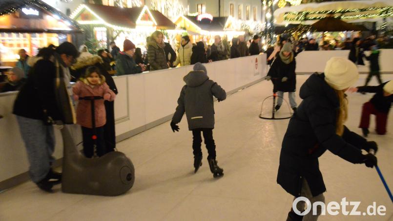 So wie seit einigen Jahren in der Stadt Weiden (Bild) beim Christkindlmarkt wird Mitte Januar auch in Kemnath auf dem Sport- und Freizeitgelände eine Kunsteislaufbahn stehen. Archivbild: Kunz